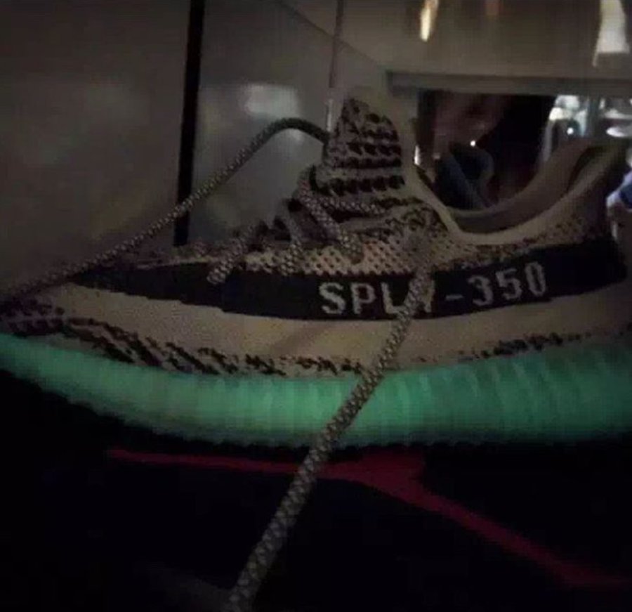 Yeezy 350 Boost,Yeezy  Yeezy 350 Boost V2 “Turtle Dove” 夜光外底效果演示
