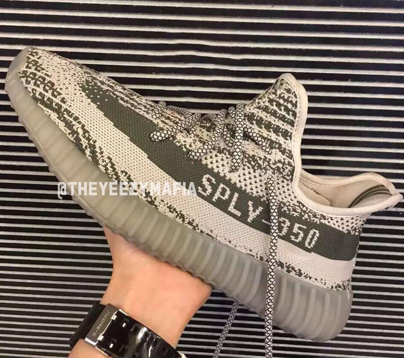 Yeezy 350 Boost,Yeezy  Yeezy 350 Boost V2 “Turtle Dove” 夜光外底效果演示