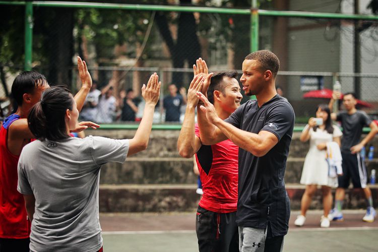 Under Armour,Curry  Curry 3 提前上脚！库里突现广州体院，与球迷“打”成一片