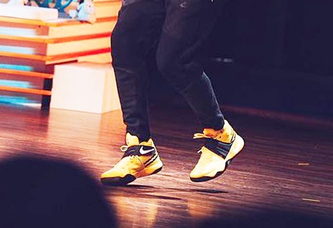 820537-701,Kyrie 2,Nike 820537-701 欧文亲着上脚 Kyrie 2 “School Bus” 校车配色