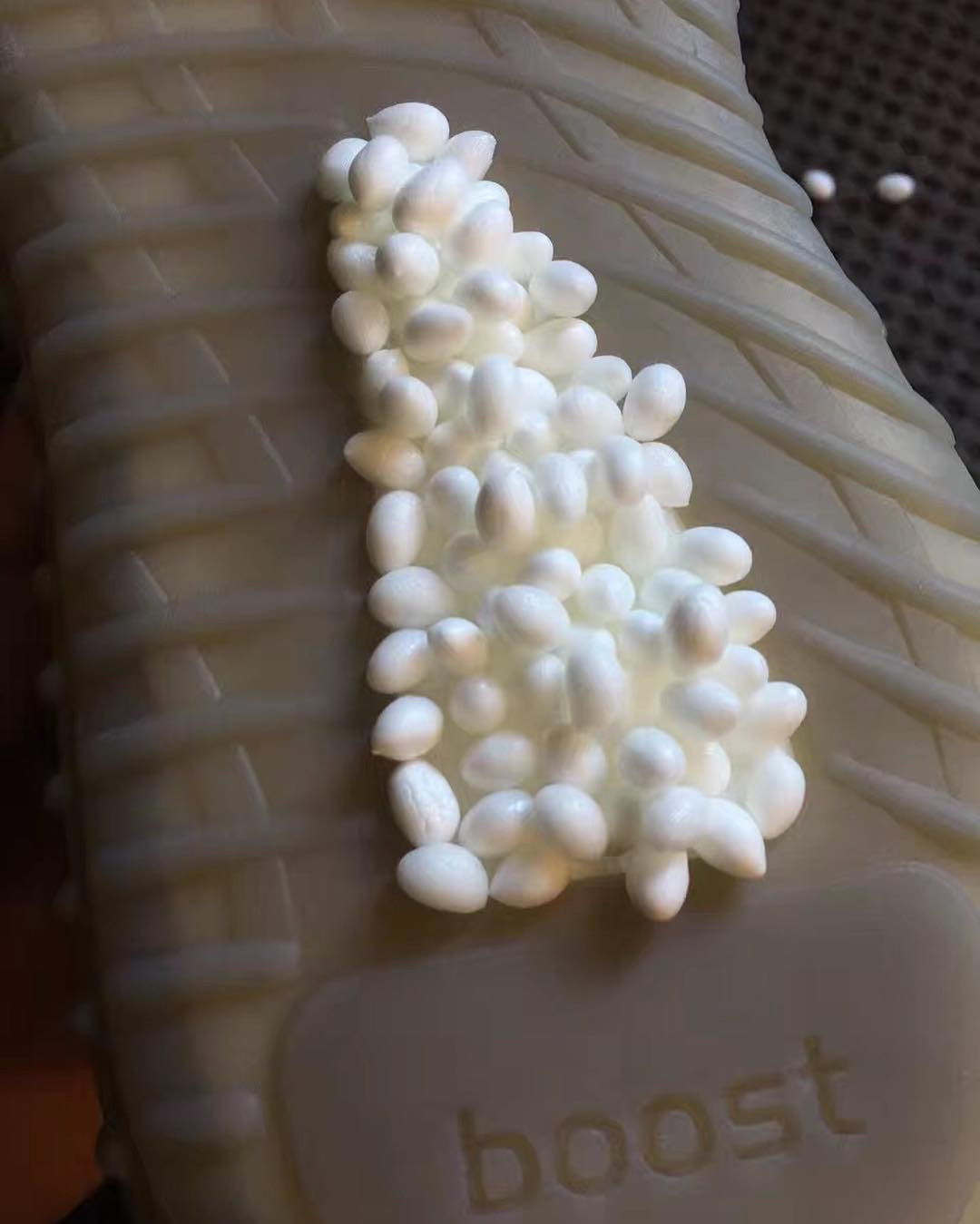 adidas Boost,adidas  这一堆不是大米，而是 Boost 颗粒！