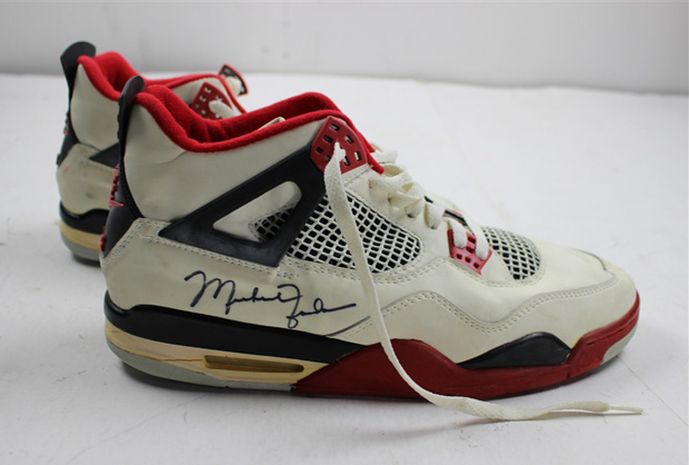 AJ4,Air Jordan 4  乔丹亲签上脚球鞋！ Air Jordan 4 “Fire Red” 图片近赏