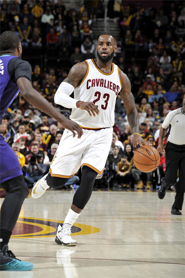 LBJ13,LeBron 13 LBJ13 苦等 14 代！詹姆斯又换上了 LeBron 13 Elite