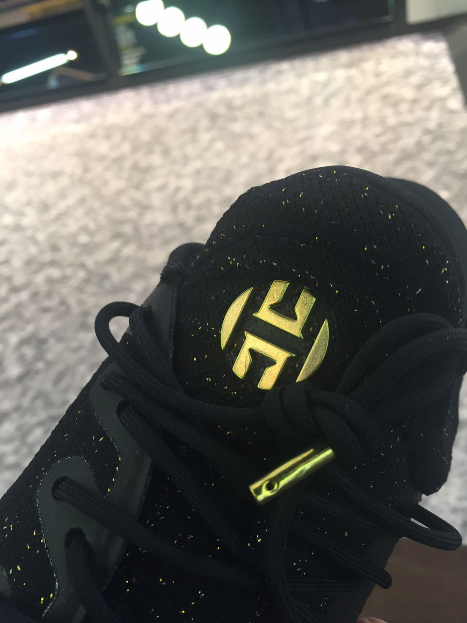 Harden Vol1,adidas  定价 ￥1599，黑金 adidas Harden Vol.1 特别配色现已发售