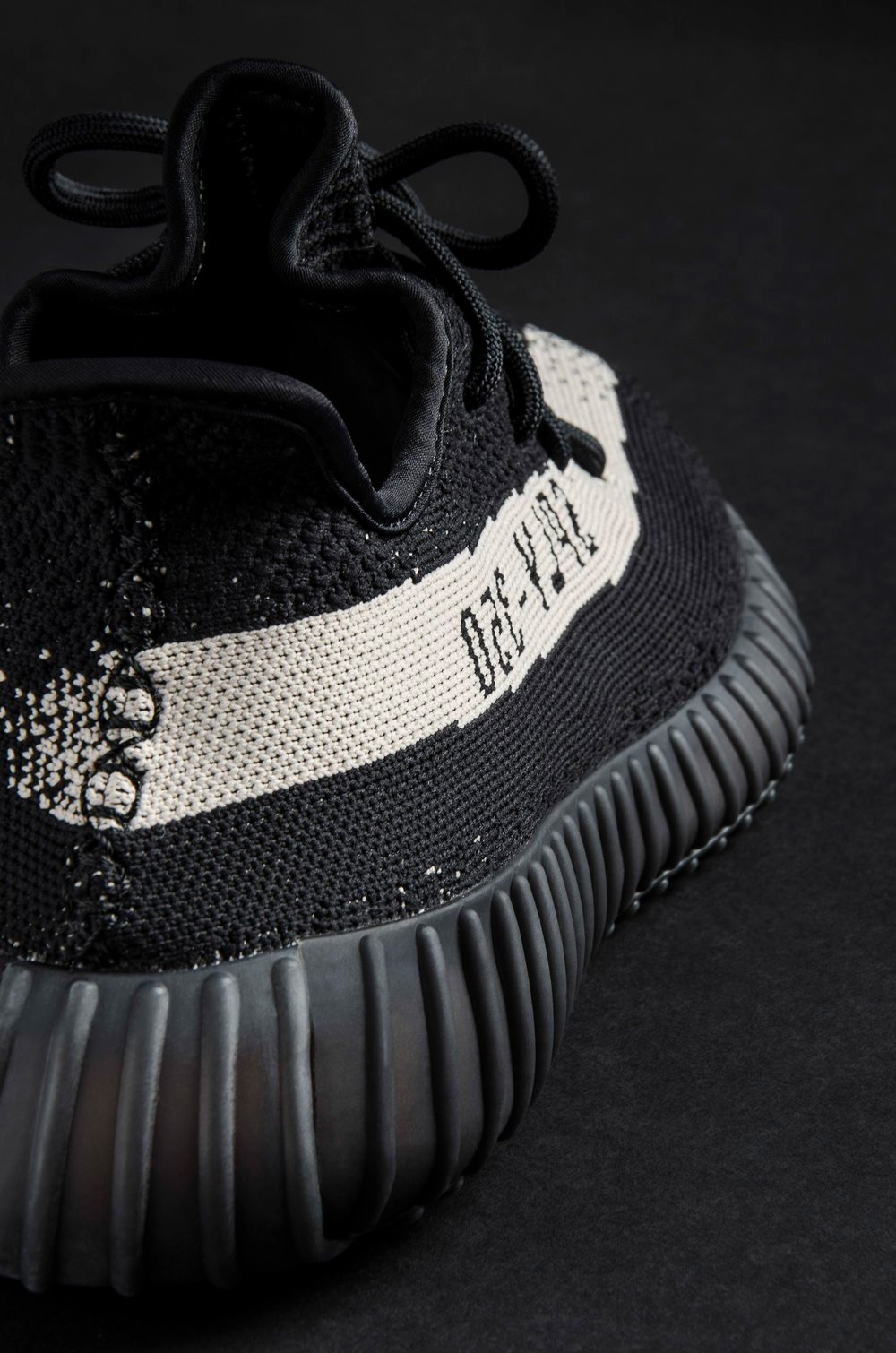 BY1604,Yeezy 350 Boost V2,Yeez BY1604 货量大还是小？黑白 Yeezy 350 Boost V2 会是你第一双椰子吗？