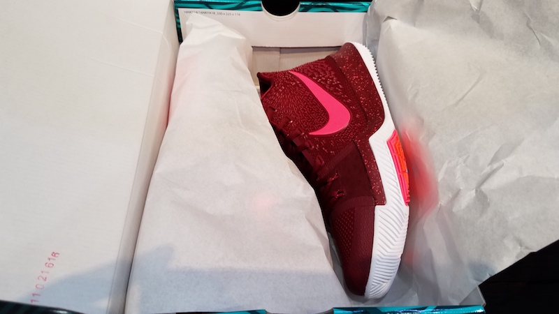 Nike,Kyrie 3,852395-681  1 月发售！Nike Kyrie 3 “Hot Punch” 即将来袭