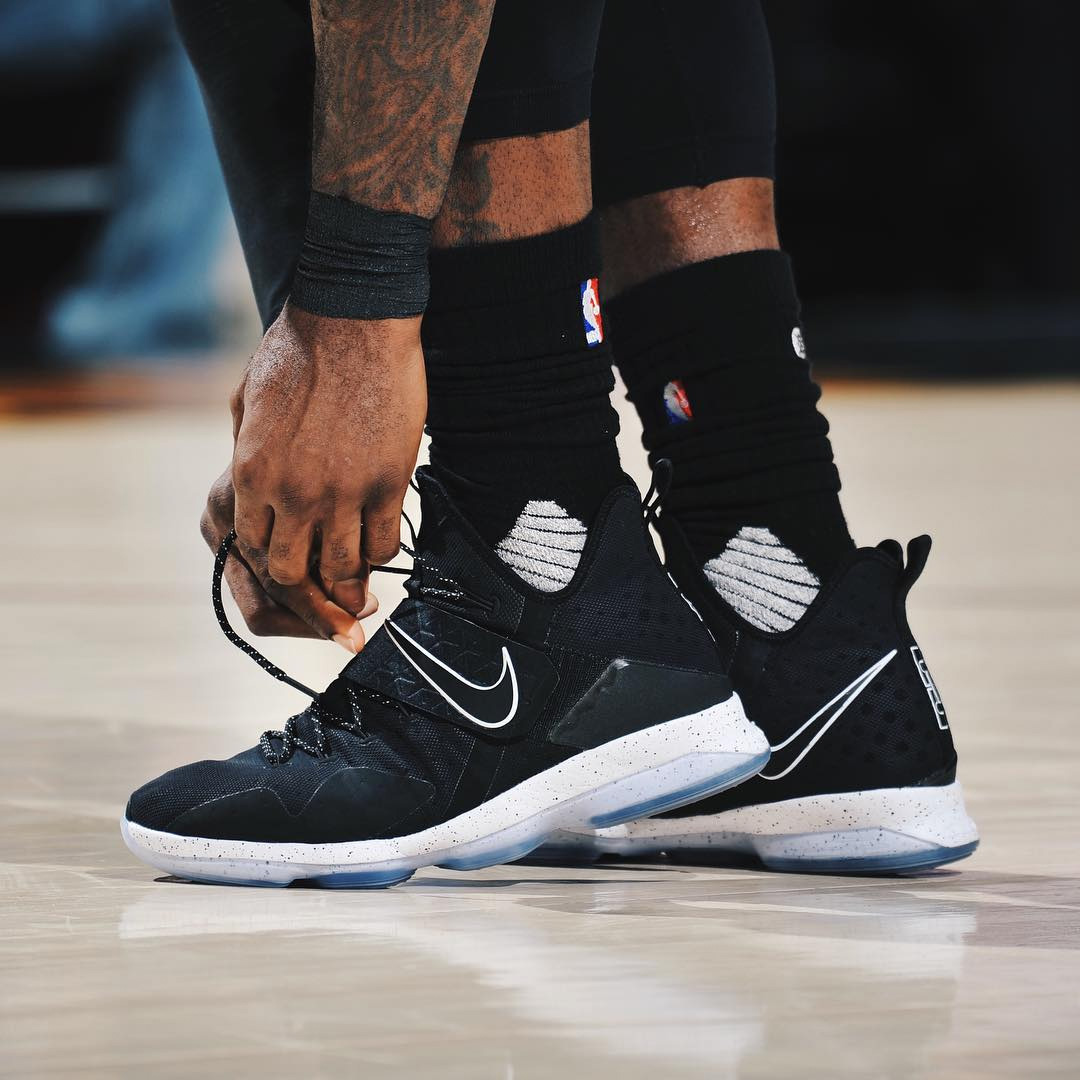 LBJ14,LeBron 14,Nike LBJ14 詹姆斯赛场上脚 LeBron 14 “Black/White”