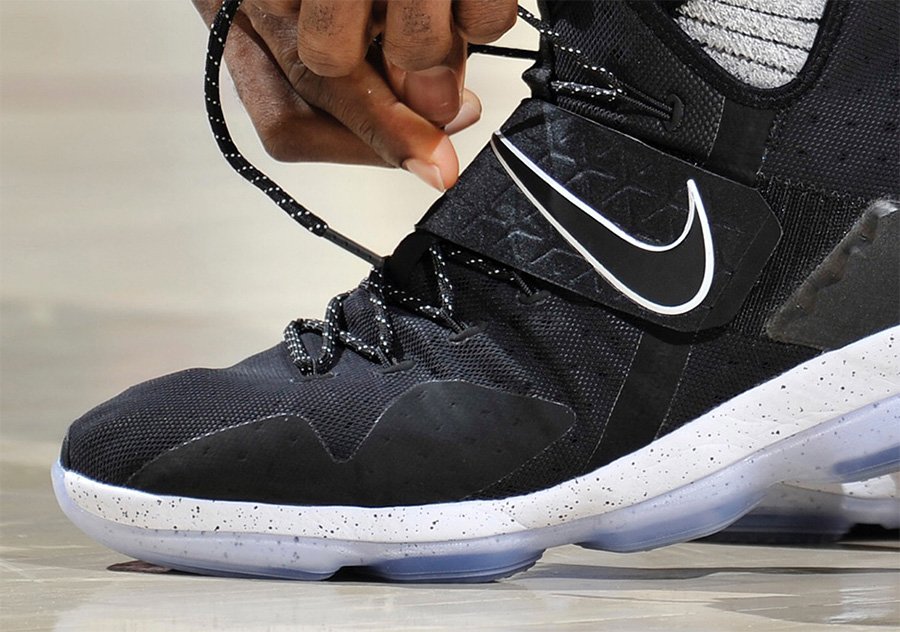 LBJ14,LeBron 14,Nike LBJ14 詹姆斯赛场上脚 LeBron 14 “Black/White”