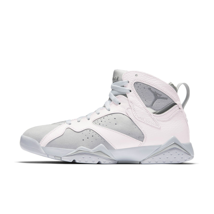 AJ7,Air Jordan 7,304775-120   白中透粉！Air Jordan 7 “Silver Anniversary” 官图释出