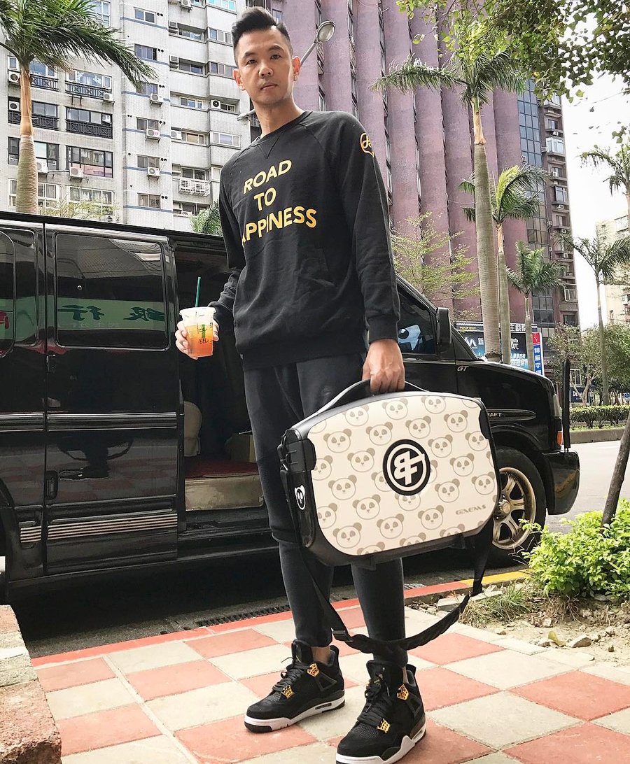 AJ4,Air Jordan 4,308497-032  黑人陈建州上脚 Air Jordan 4 黑金，看如何诠释这双鞋！