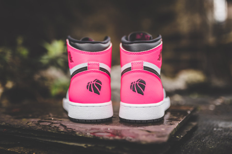 881426-009,AJ1,Air Jordan 1 881426-009AJ1 这两天最火的情人节礼物，就是这双球鞋了！