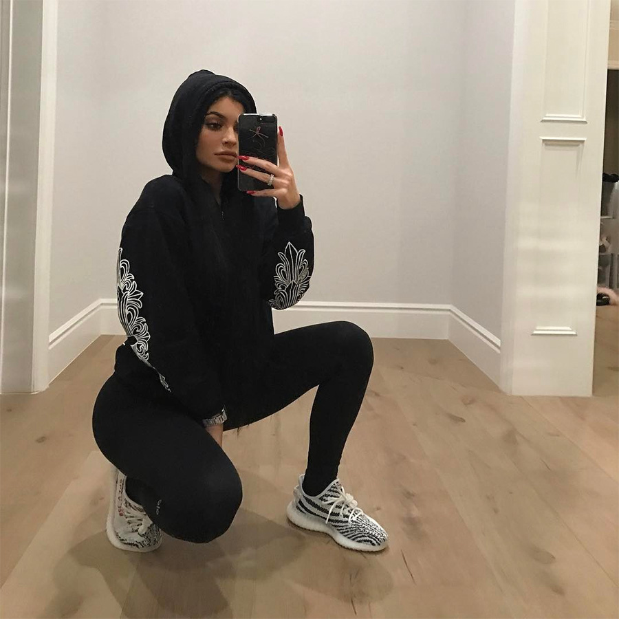 Yeezy 350 Boost V2,Yeezy 350 B CP9654 Kylie Jenner 又上脚 Yeezy 350 Boost V2！这次是白斑马