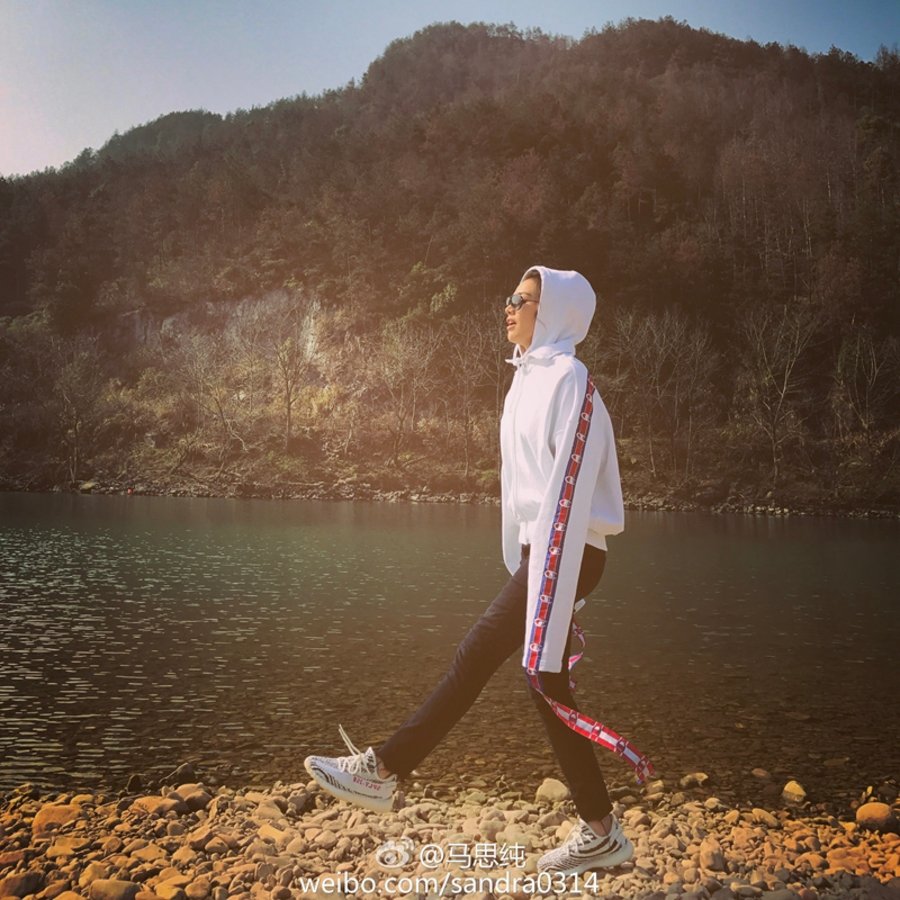 adidas,yeezy 350 Boost v2  来看看近期话题之作“白斑马”上脚效果究竟如何