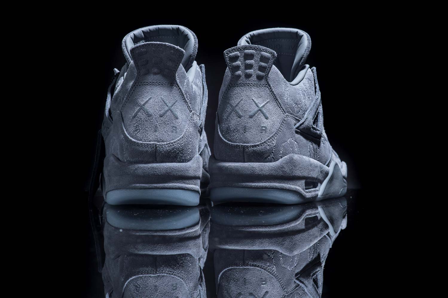 AJ4,Air Jordan 4,930155-003  市场价与 Yeezy 白斑马相同！这双夜光底 Air Jordan 月底发售！
