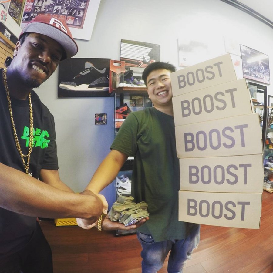 Air Jordan,Air,KAWS,Yeezy  Yeezy 打电话 KAWS 吃麦片，球鞋除了穿，居然还能这么玩？！
