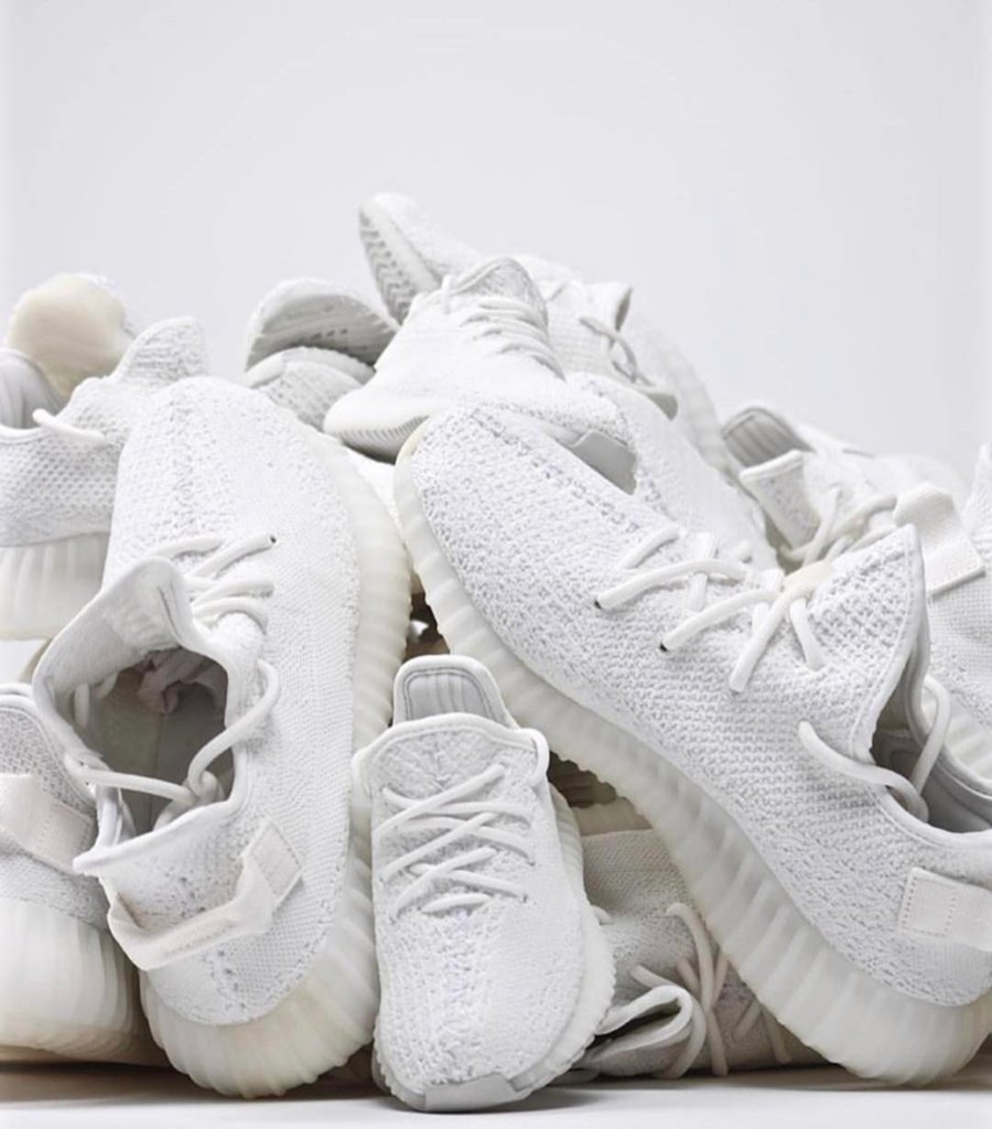 Yeezy,adidas,Yeezy 350 boost,C  上脚美如画的 Yeezy 小白鞋，可别忘了下午 4 点的 App 预约！