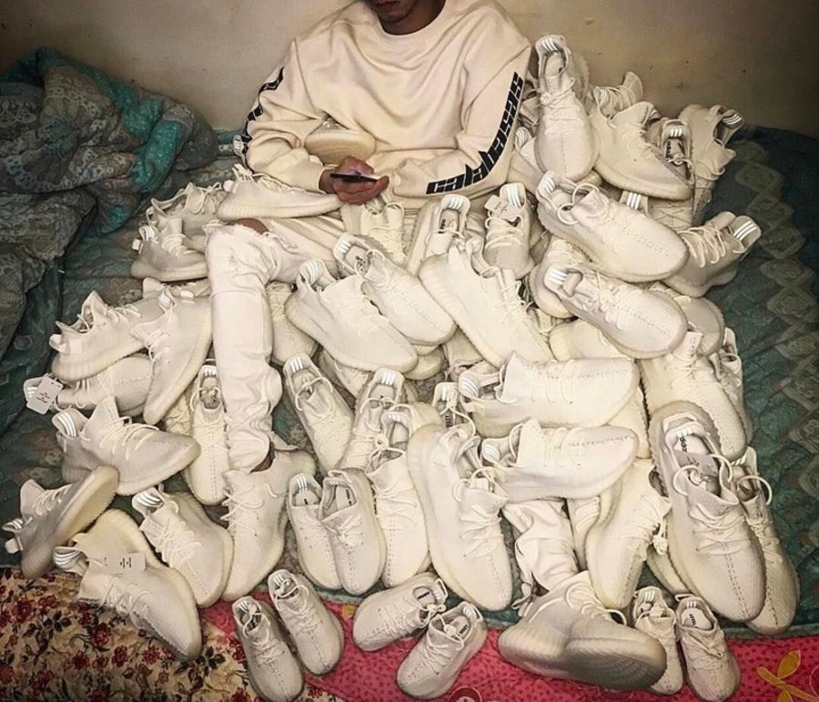 Yeezy,adidas,Yeezy 350 boost,C  上脚美如画的 Yeezy 小白鞋，可别忘了下午 4 点的 App 预约！
