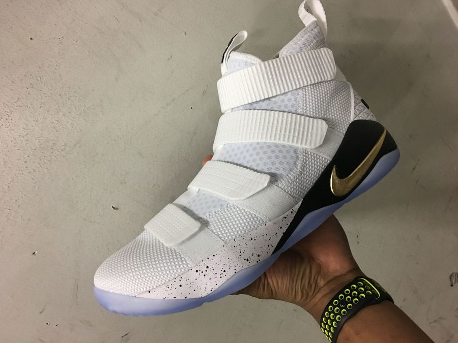 897644-101,Solider 10,Nike,士兵1 897644-101 临近发售！士兵 11 代白金配色清晰亮相