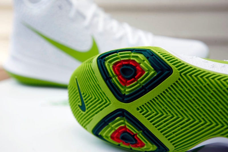 Nike, Kyrie 3  超限量套装！被称为 “晃断腿” 套装里面到底有什么？