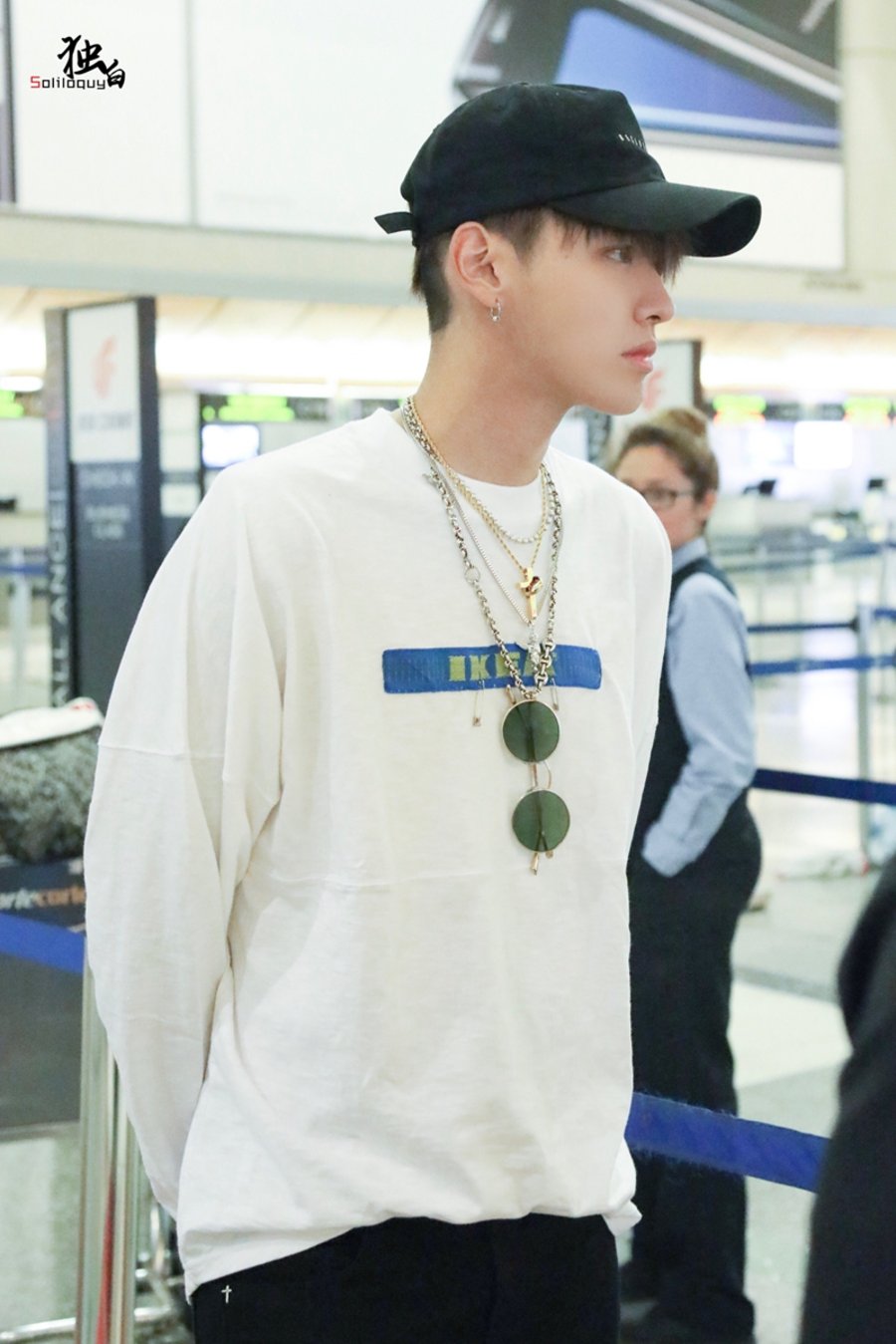 吴亦凡,IKEA,AJ2  吴亦凡上脚 AJ2 Low，然而最大的亮点是......