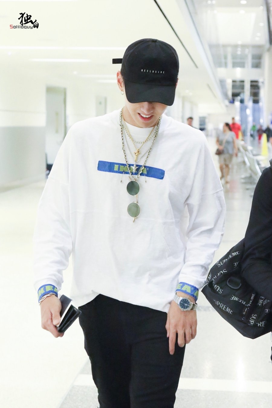吴亦凡,IKEA,AJ2  吴亦凡上脚 AJ2 Low，然而最大的亮点是......