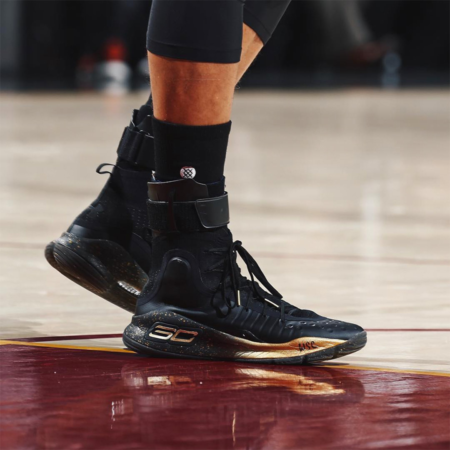 Under Armour,Curry 4  今天库里在 G4 上脚了一双黑金 Curry 4！