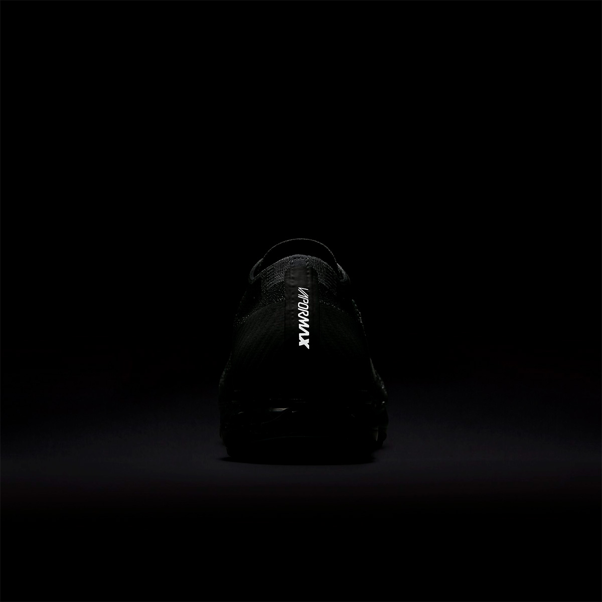 849558-007,VaporMax,Nike 849558-007 人气极高的全黑又来了！这款 Nike Air VaporMax 月底发售