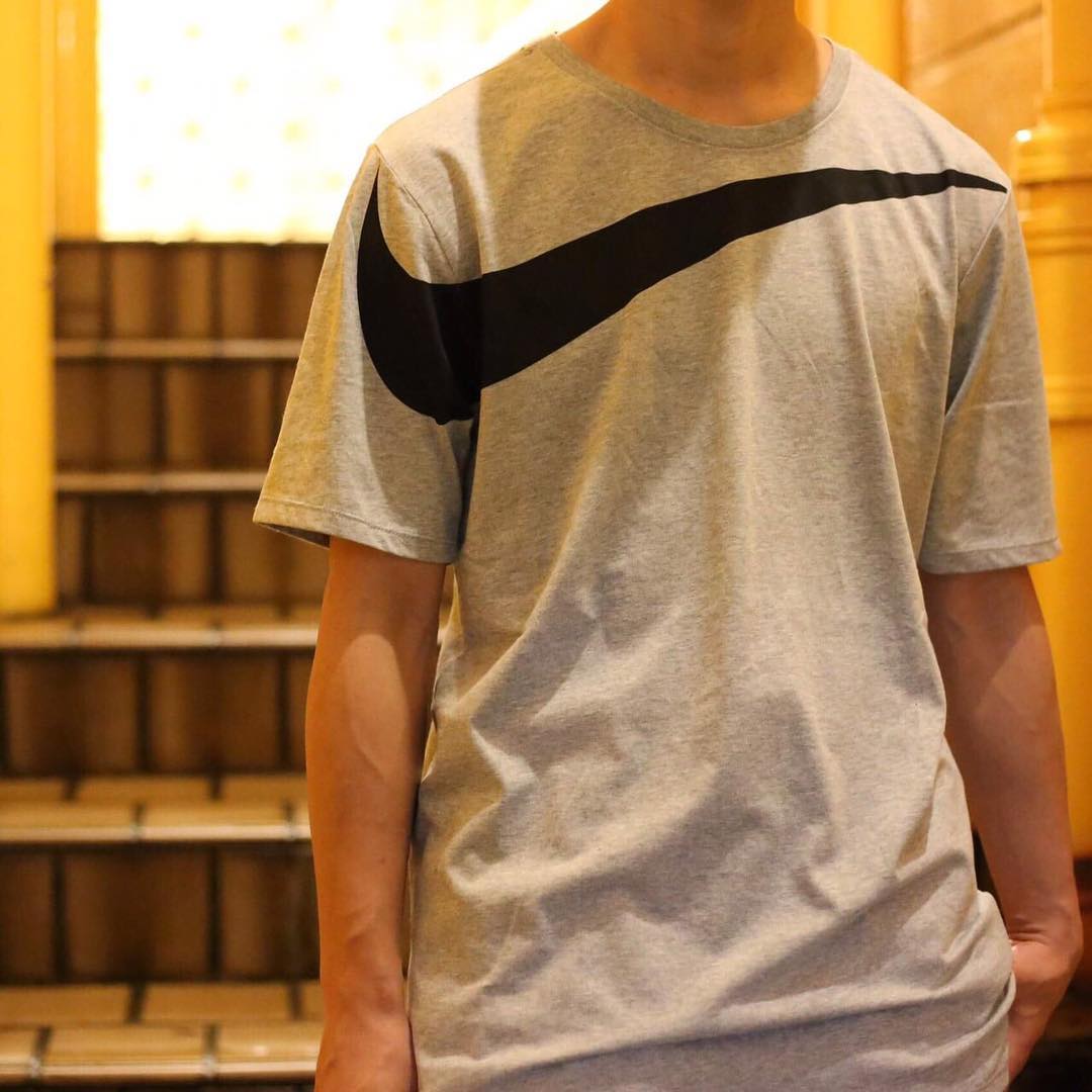 856491-010,Nike,T恤  这件超大钩的 Nike Tee 新品，还真想来一件！