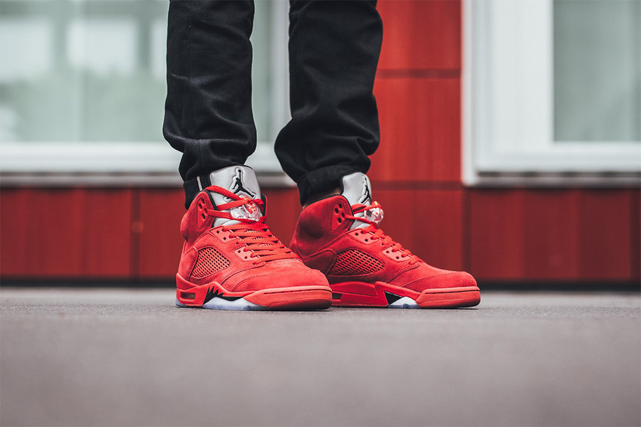 136027-602,AJ5,Air Jordan 5 136027-602AJ5 真心诱人！红麂皮 Air Jordan 5 “Flight Suit” 上脚展示