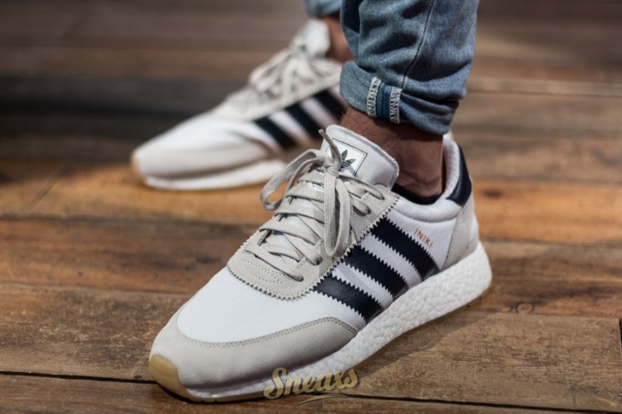adidas,Iniki Runner,White Navy  浓郁的复古气息！全新 adidas Iniki Runner 上脚效果不俗