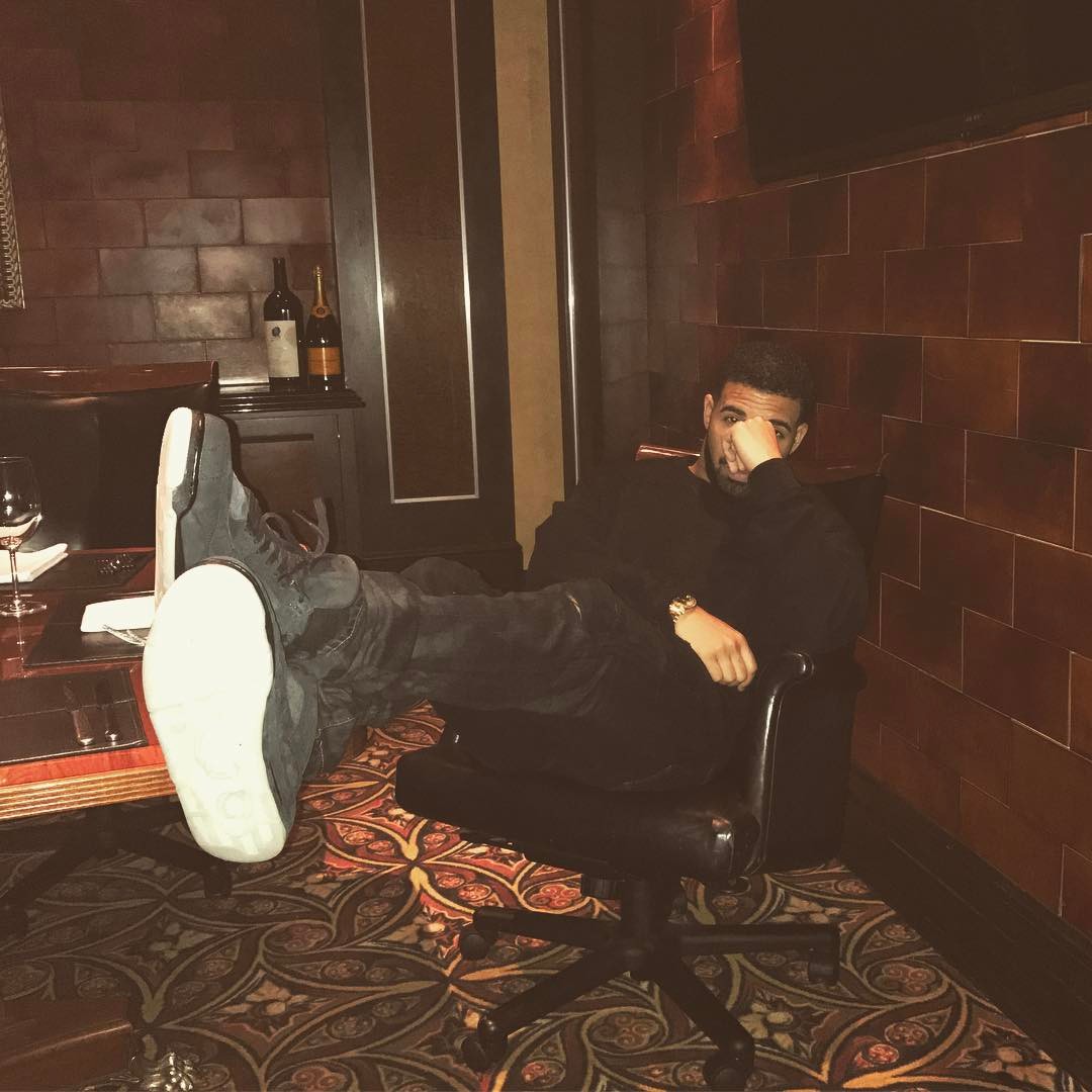 KAWS,AJ4,Air Jordan 4 AJ4 KAWS Drake 提前上脚了一双你们都想要的联名 Air Jordan！