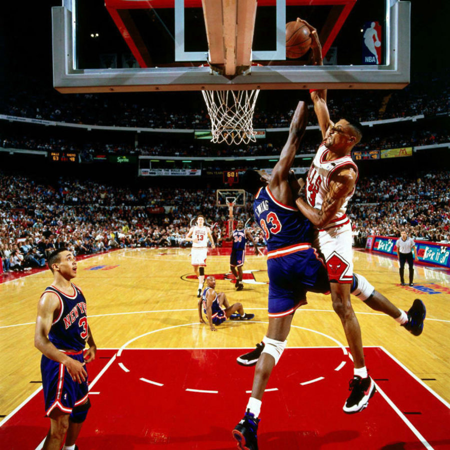 921948-101,Air More Uptempo,Up 921948-101 大 AIR Knicks 尼克斯配色即将发售，源自皮蓬经典暴扣！