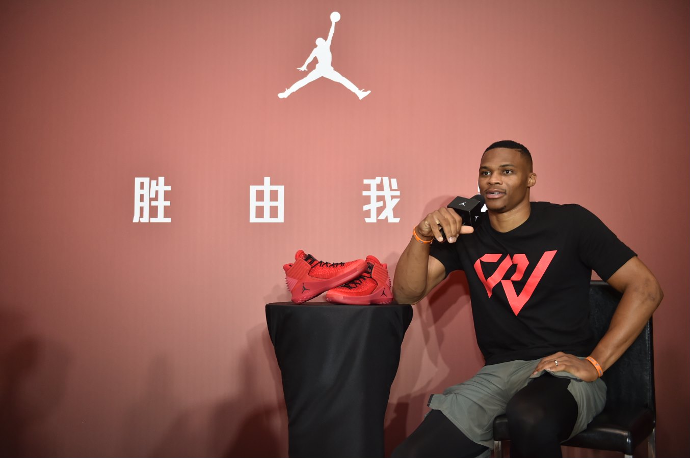 威少,开启,中国行,带来,全新,NBA,2016,2017,  AJ32 创意短片发布！看看威少在广州都干了哪些事