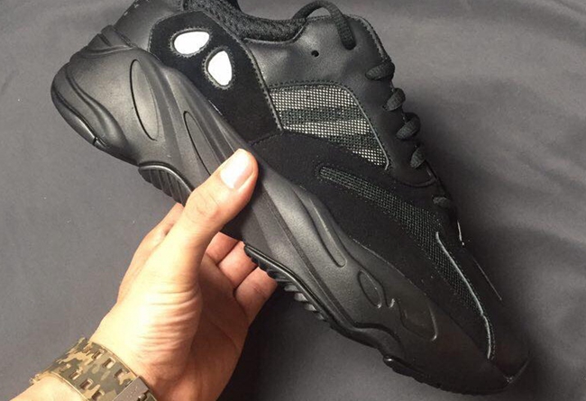 Yeezy Boost 700,adidas  纯色当道！两款新配色 Yeezy Boost 700 实物曝光
