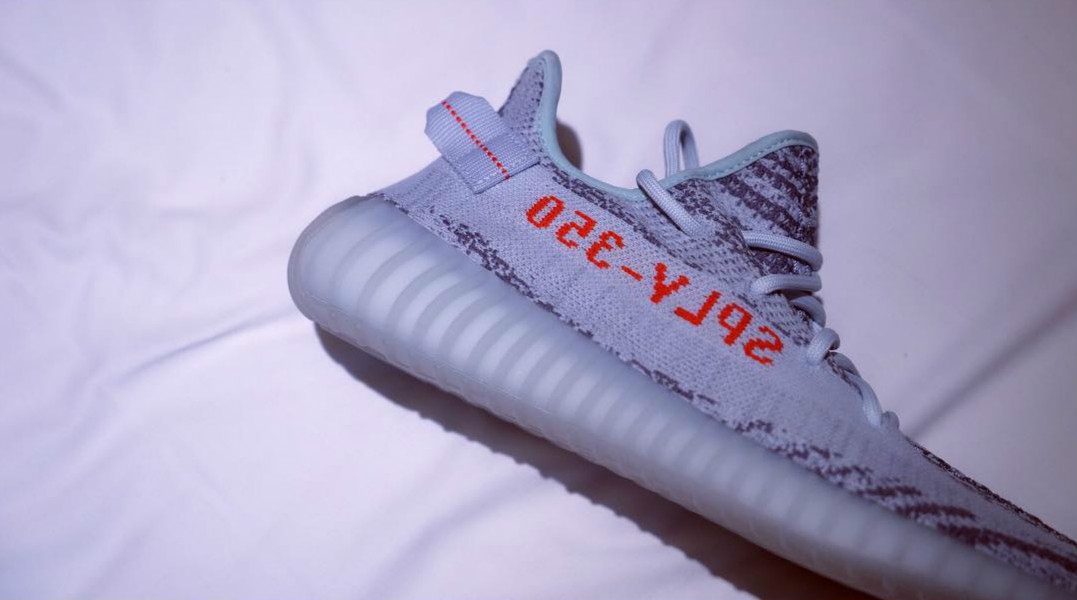 adidas,Yeezy 350 Boost V2,AH22  床照？“蓝斑马” Yeezy 350 Boost V2 全新实物图释出！