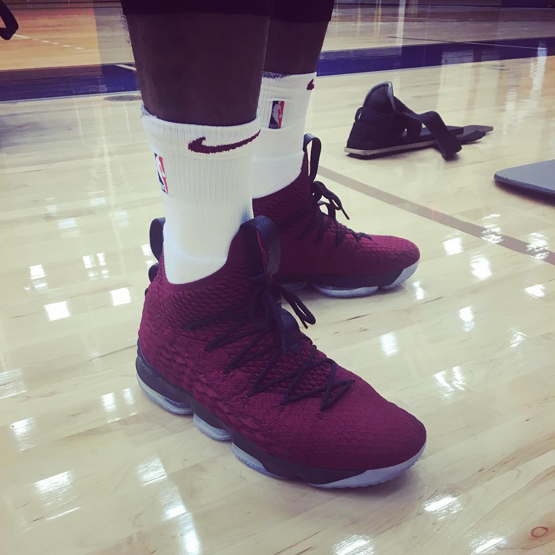 Nike,LeBron 15  詹皇喜爱有加！又晒 LeBron 15 全新配色的上脚图！