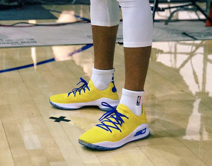Under Armour,Curry 4 Low,Curry  首次曝光！萌神亲着 Curry 4 Low 勇士配色现身媒体见面日