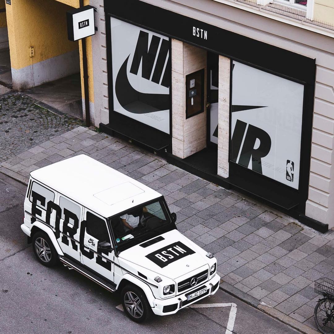 AF1,Air Force 1,Nike  这家鞋店给一辆奔驰 G63 换上了超帅的球鞋外衣！