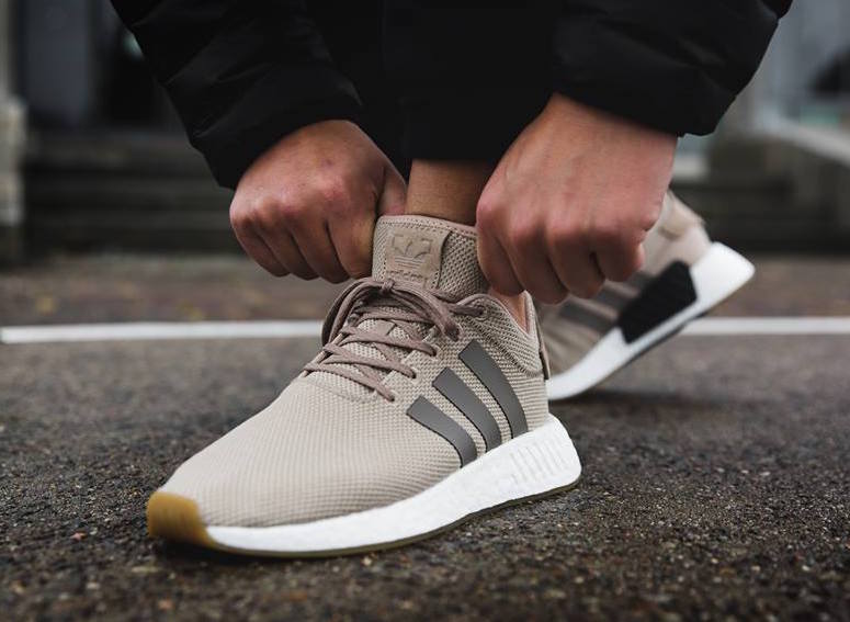 adidas,NMD R2  柔和卡其色！全新 adidas NMD R2 上脚欣赏