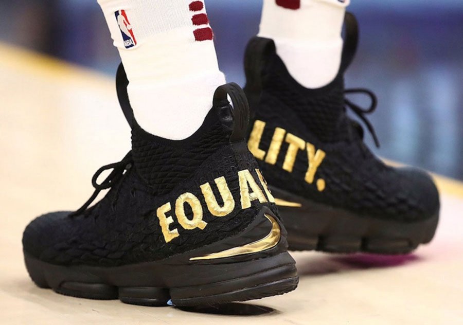 LeBron 15,EQUALITY,Nike  奢华黑金装扮！詹姆斯赛场上脚 LeBron 15 “EQUALITY” PE