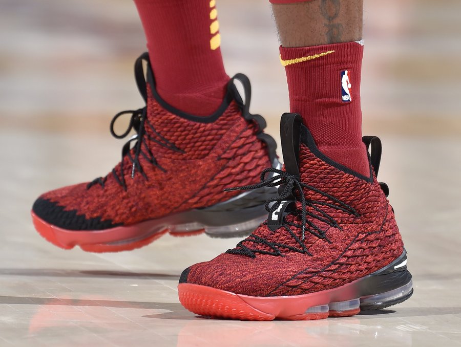 Nike,LeBron 15  渐变中底！詹姆斯上脚全新黑红配色 LeBron 15！