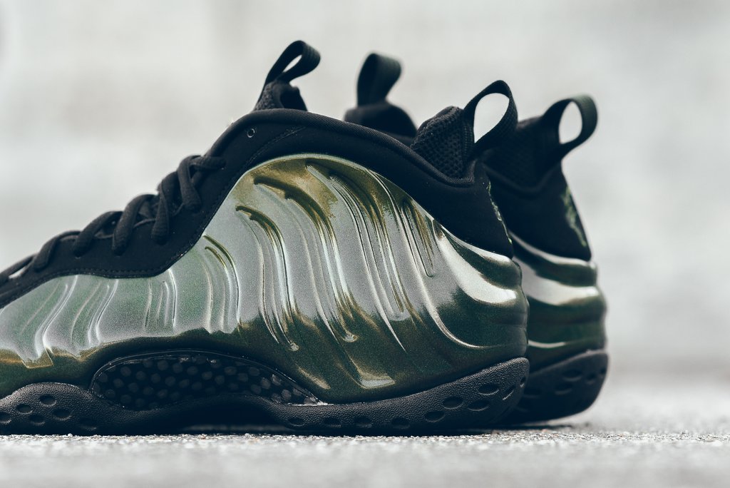314996-301,Foamposite One,Foam 314996-301 百搭又颇具军事风！看看下周发售的 “军绿喷” 美图实拍！
