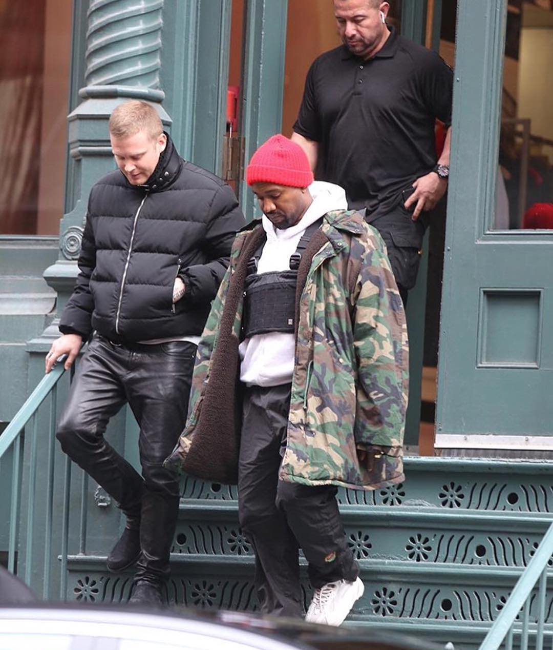 Yeezy 700,Yeezy  侃爷上脚 Yeezy 新鞋，他最近都格外青睐这样的穿搭…