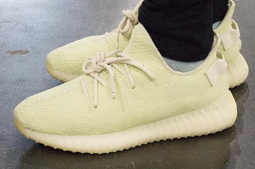 F36980,Yeezy 350,Yeezy F36980 明年 6 月发售，Yeezy 350 Boost V2 “Ice Yellow” 首个上脚图亮相
