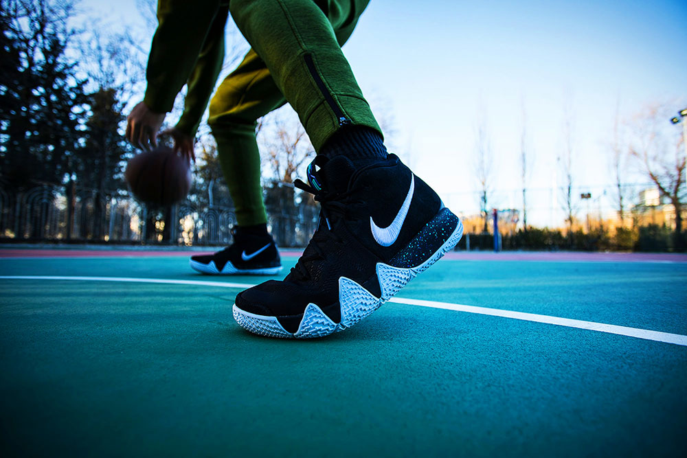 Nike,Kyrie 4  关注度极高的 Kyrie 4 值不值得买一双？除了看颜值，你还得看这篇！