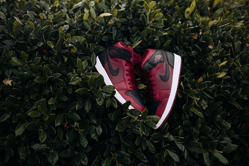 Air Jordan 1 Mid,AJ1  质感非凡！两款 Air Jordan 1 Mid 新品现已登陆海外上架