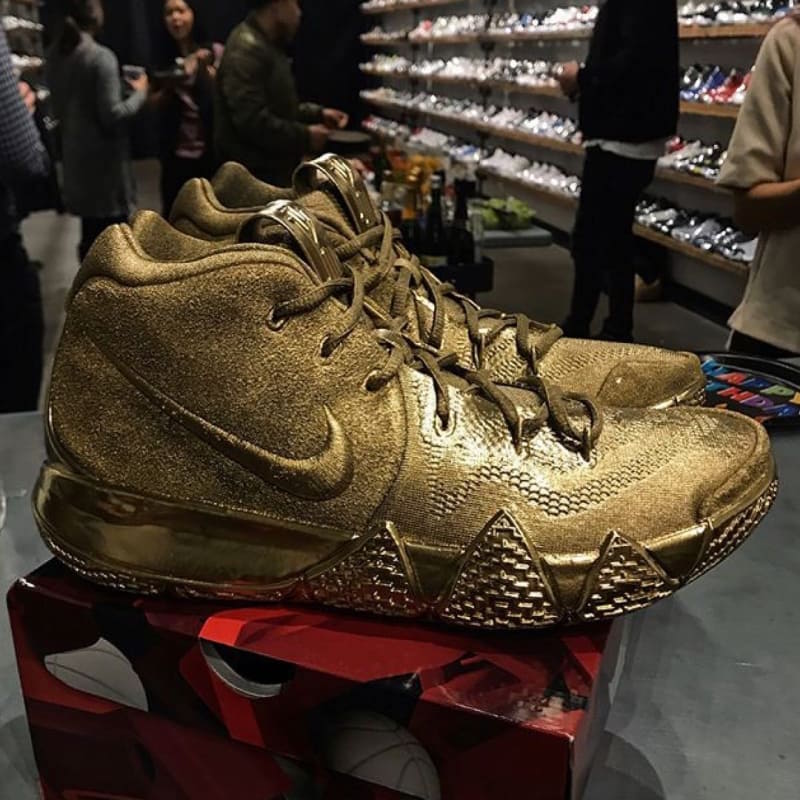 Nike,Kyrie 4  全球仅有一双！Kyrie 4 设计师生日收到纯金配色作为礼物
