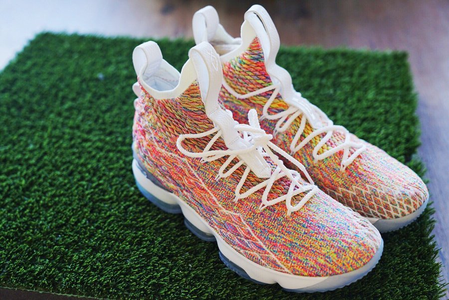 Nike,LeBron 15  亲友版雪碧套装！这双 LeBron 15 “Fruity Pebbles” 细节不同