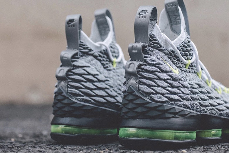 LBJ15,LeBron 15,Nike  源自勒布朗的儿时最爱！LeBron 15 “Neon 95” 即将发售