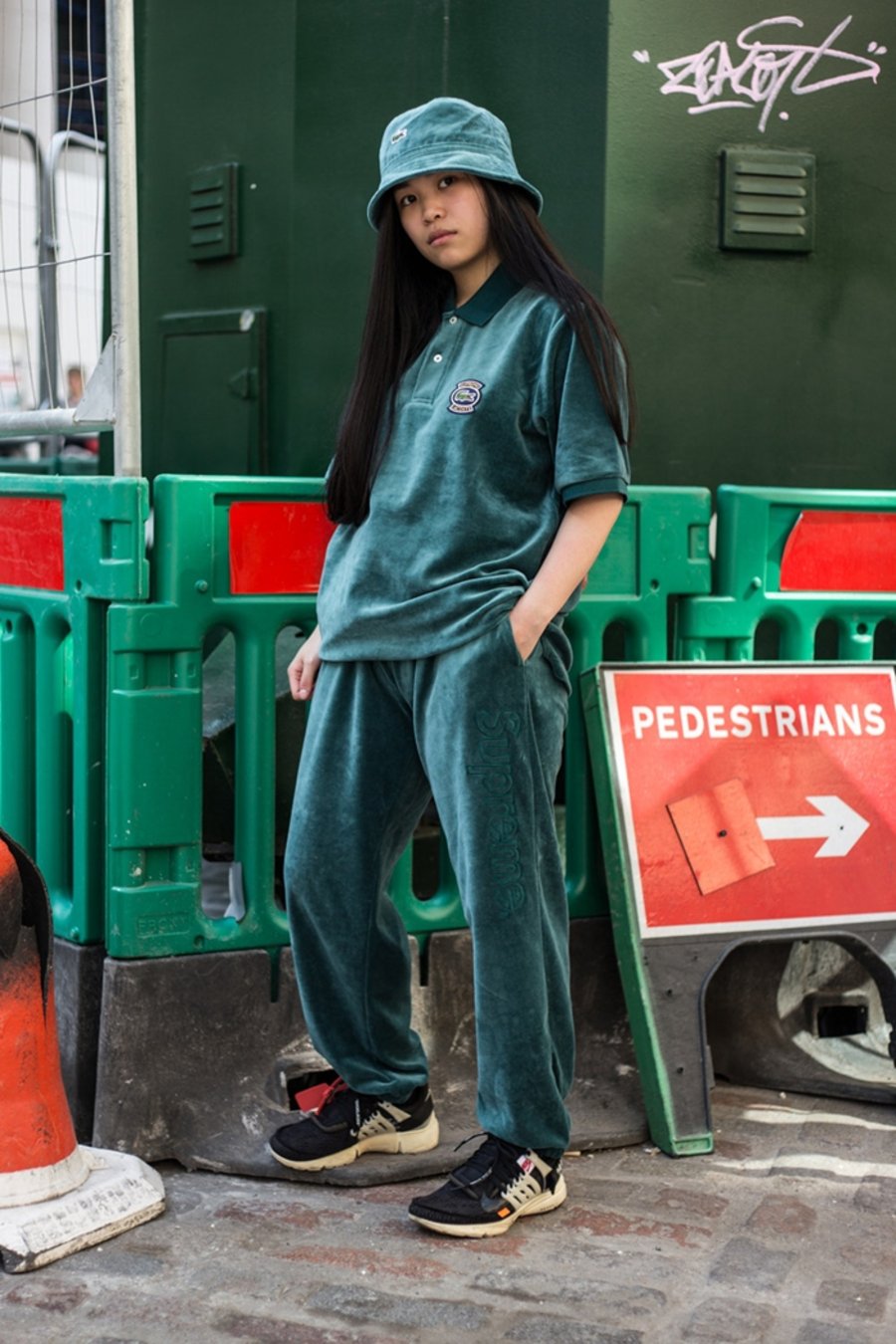 Supreme,Lacoste  潮人云集之处！Supreme x Lacoste 伦敦发售现场街拍欣赏
